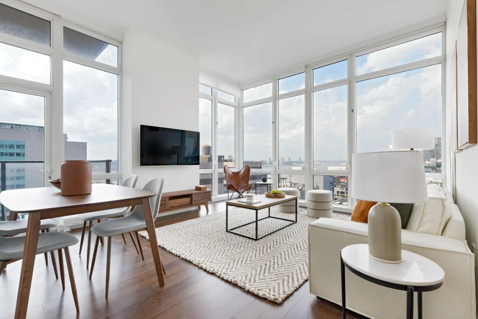 Exquisite 1-Bedroom Apt In Prime Central Locations kontakt